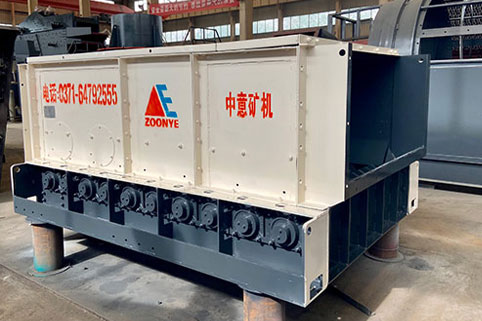 移動(dòng)式泥石分離機(jī)發(fā)往新疆,新型滾軸篩震撼出擊
