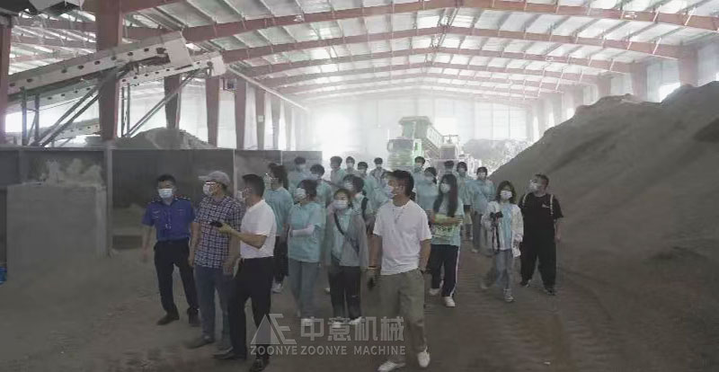 裝修垃圾處置中心工作人員向溫州大學建筑工程學院實踐隊同學們介紹垃圾處理生產(chǎn)線